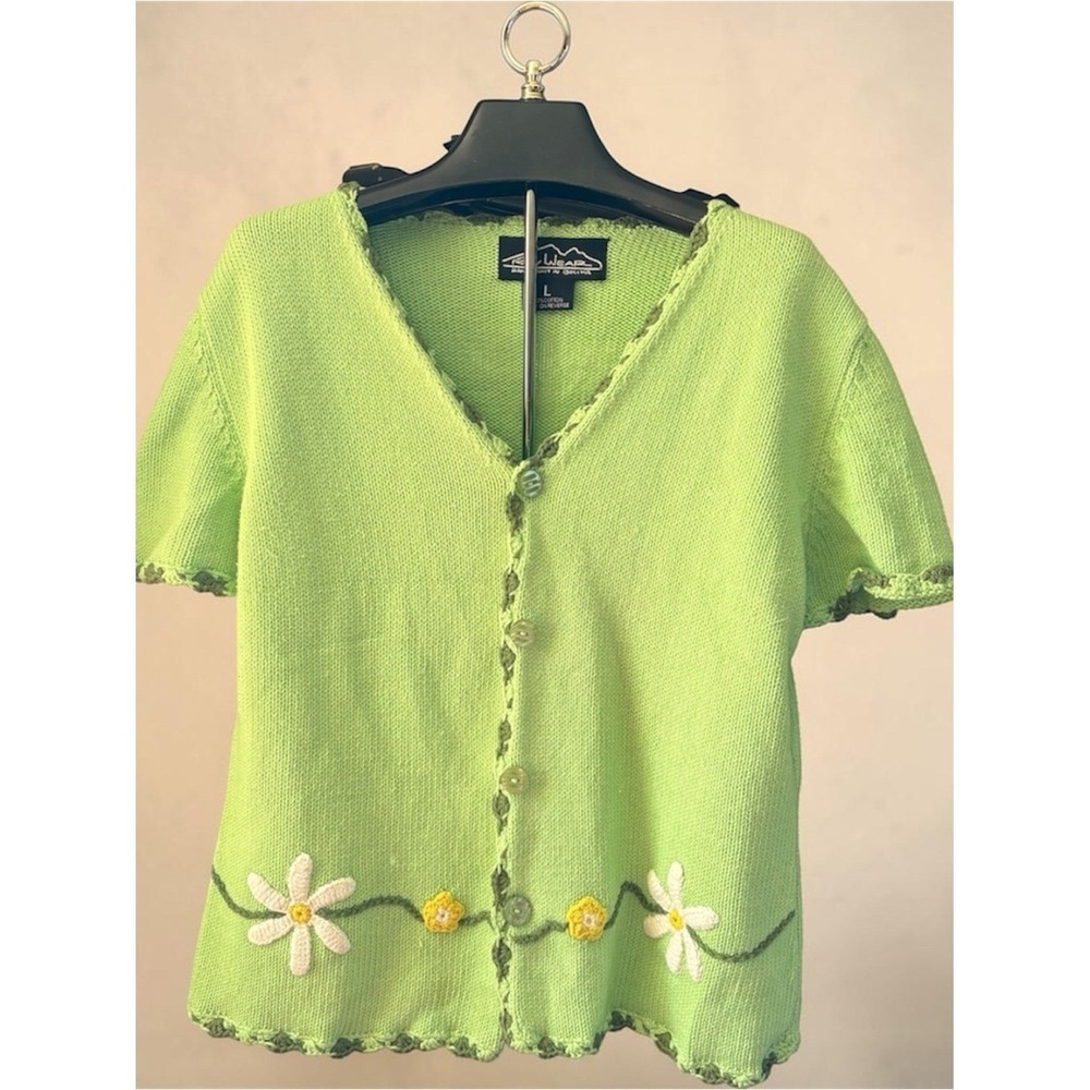 Vintage 90s hand knit. Rey Wear. Ladies large. Mint condition,button up,daisies